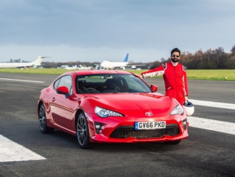 Toyota GT86, tor Top Gear, a w środku… niewidomy kierowca!